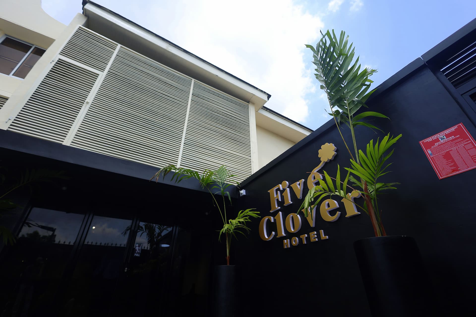 Five Clover Hotel Ilupeju - Luxury hotel in Ilupeju, Lagos with easy access to business districts